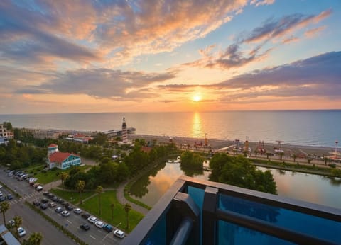 Property building, Nearby landmark, Day, Neighbourhood, Natural landscape, Bird's eye view, City view, Lake view, River view, Sea view, Street view, Location, Sunrise, Sunset, Parking