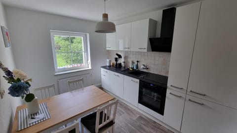 Coffee/tea facilities, Kitchen or kitchenette, Dining area, dishwasher, oven, stove