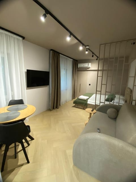 TV and multimedia, Living room, Photo of the whole room, Seating area, Dining area, Bedroom