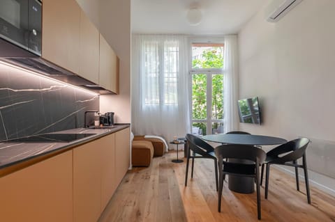 Kitchen or kitchenette, Dining area, stove
