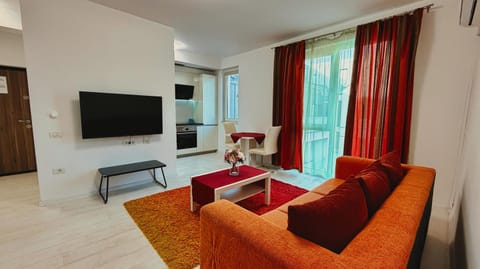 Communal lounge/ TV room, TV and multimedia, Living room, Seating area, Evening entertainment