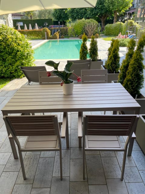 Patio, Day, Garden, Dining area, Pool view, Swimming pool, Swimming pool, sunbed