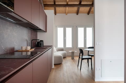 Coffee/tea facilities, Kitchen or kitchenette, Living room, Seating area, Dining area, stove