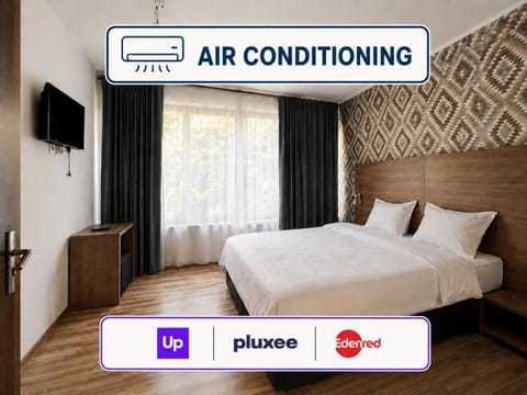 Photo of the whole room, air conditioner