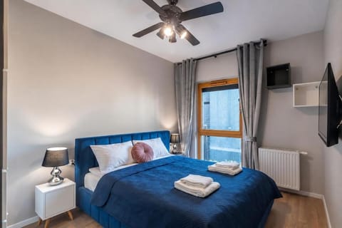 Bed, TV and multimedia, Bedroom, towels