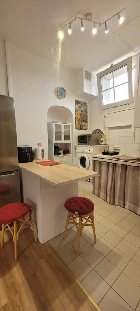 Kitchen or kitchenette, minibar