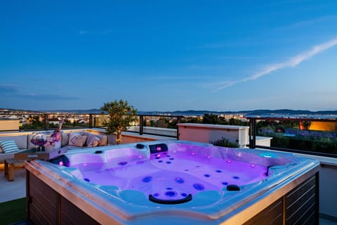 Natural landscape, Hot Tub, City view, Sea view
