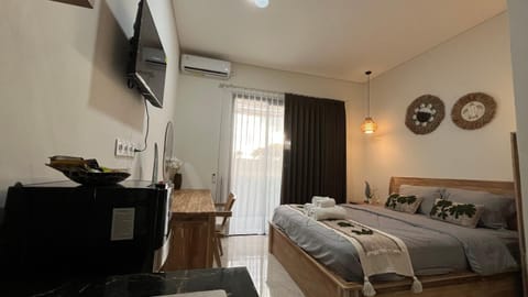 Bed, TV and multimedia, Kitchen or kitchenette, Photo of the whole room, Seating area, Bedroom, air conditioner