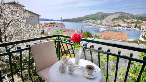 Property building, Patio, Nearby landmark, Day, Natural landscape, View (from property/room), Balcony/Terrace, Dining area, City view, Lake view, Mountain view, River view, Sea view