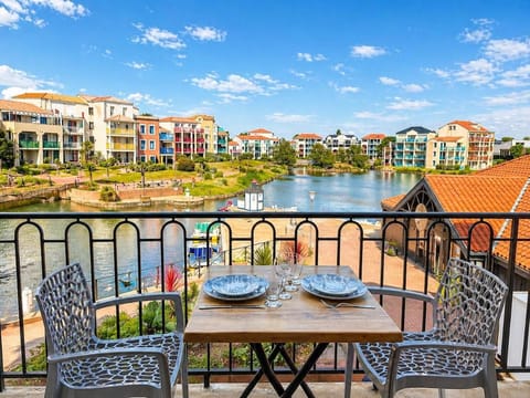 Natural landscape, View (from property/room), Balcony/Terrace, Dining area, Lake view