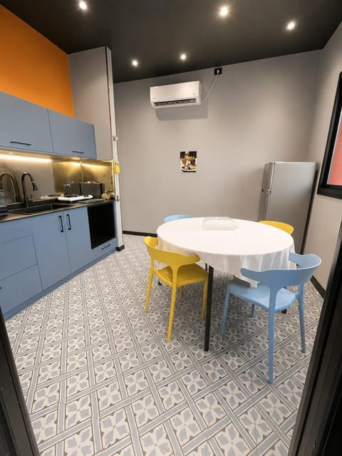 Kitchen or kitchenette, Living room, Seating area, Dining area, oven, pet friendly, stove, air conditioner