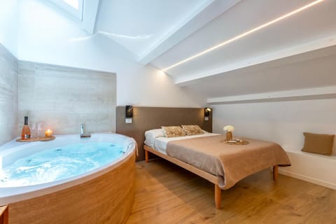 Bed, Hot Tub, Photo of the whole room, Bedroom