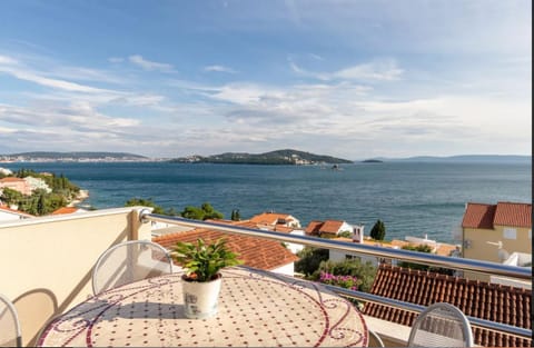 Nearby landmark, Day, Natural landscape, View (from property/room), Balcony/Terrace, Dining area, Lake view, Mountain view, Sea view