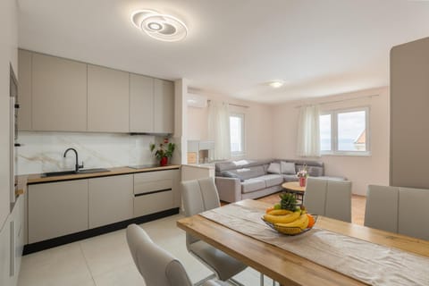 Kitchen or kitchenette, Living room, Seating area, Dining area, stove
