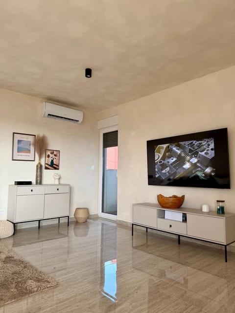 Communal lounge/ TV room, TV and multimedia, Living room, Seating area, Evening entertainment, air conditioner