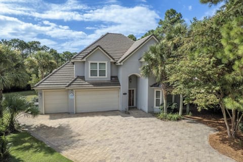 Property building, Day, Neighbourhood, Natural landscape, Garden, Parking
