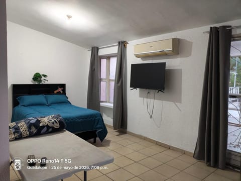 Bed, TV and multimedia, Photo of the whole room, Bedroom, air conditioner
