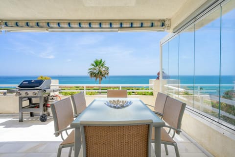 Day, View (from property/room), Balcony/Terrace, Seating area, Dining area, Sea view