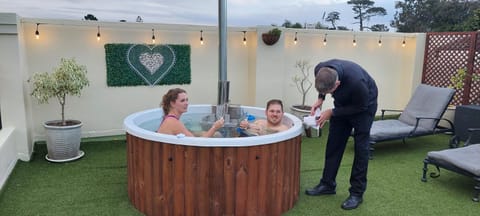 Natural landscape, Hot Tub, Hot Tub, Sauna, group of guests