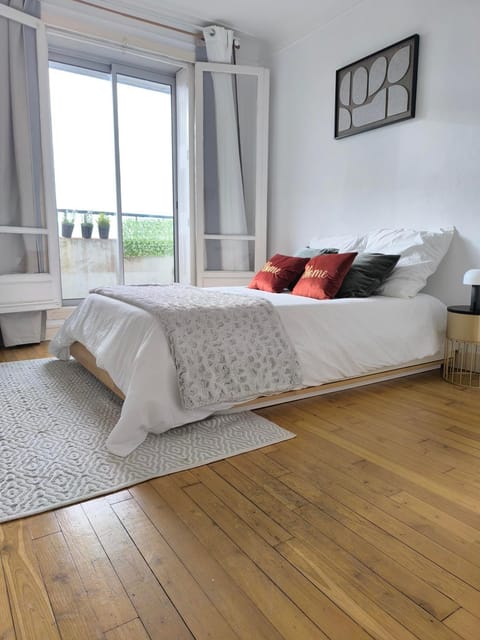 Bed, Coffee/tea facilities, View (from property/room), Balcony/Terrace, Photo of the whole room, Decorative detail, Landmark view, heating, internet, storage