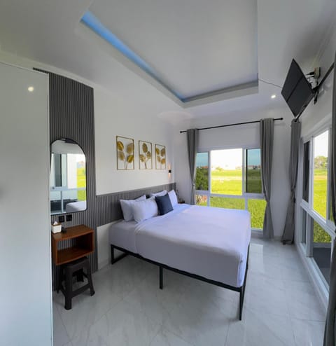 Bed, TV and multimedia, Living room, Photo of the whole room, Seating area, Bedroom