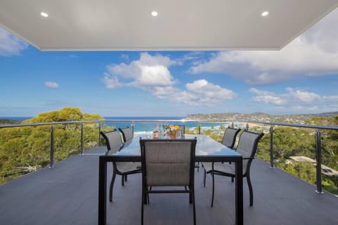 View (from property/room), Balcony/Terrace, Dining area, Sea view