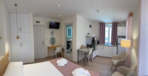 Bathroom, TV and multimedia, Kitchen or kitchenette, Living room, Photo of the whole room, Seating area, Bedroom