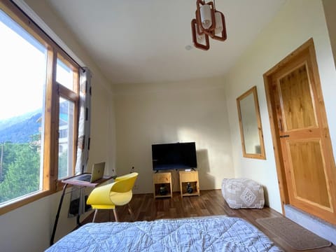 Toilet, TV and multimedia, Photo of the whole room, Bedroom, Mountain view, internet