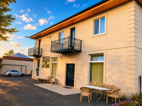 Property building, Restaurant/places to eat, Day, View (from property/room), Balcony/Terrace, Dining area, Street view