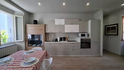 Coffee/tea facilities, Dining area, oven, pet friendly, stove, toaster