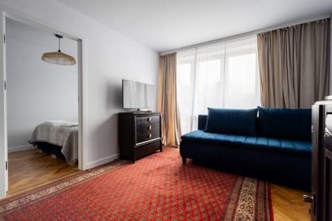 Bed, TV and multimedia, Living room, Photo of the whole room, Seating area, Evening entertainment, Bedroom