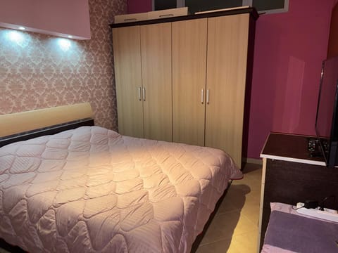 TV and multimedia, Photo of the whole room, Bedroom