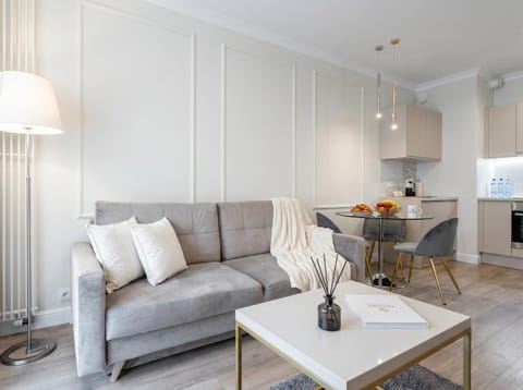 Kitchen or kitchenette, Living room, Seating area, Dining area, pet friendly