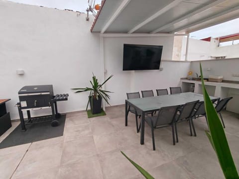 Patio, Communal lounge/ TV room, Day, Night, BBQ facilities, Solarium, Dining area, Meals, Family