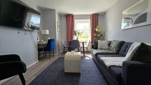 Communal lounge/ TV room, Bed, TV and multimedia, Living room, Photo of the whole room, Seating area, Evening entertainment, Bedroom, internet
