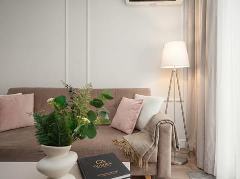 Bed, Living room, Photo of the whole room, Seating area, Bedroom