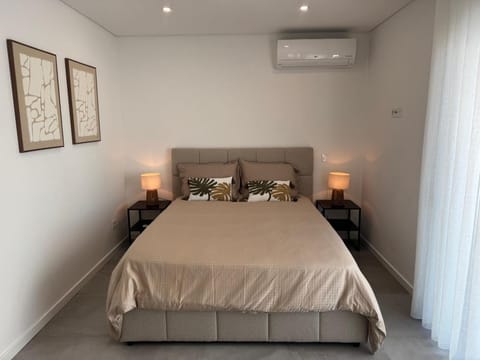 Bed, Seating area, Bedroom, air conditioner