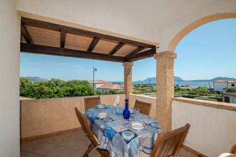 Property building, Balcony/Terrace, Living room