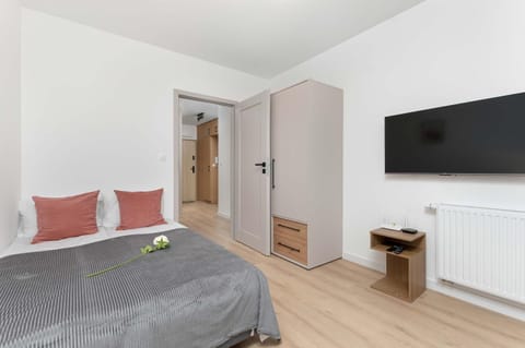 Bed, TV and multimedia, wardrobe