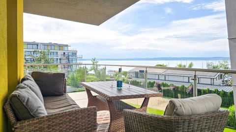 View (from property/room), Balcony/Terrace, Lake view