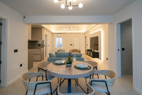 Kitchen or kitchenette, Living room, Seating area, Dining area