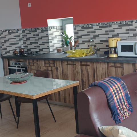 Kitchen or kitchenette, Dining area, oven, stove