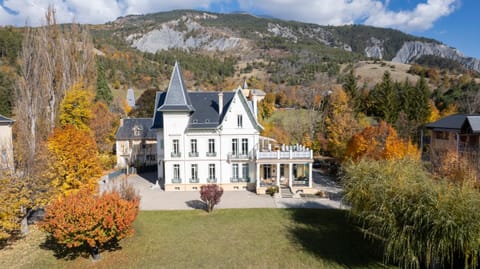 Property building, Facade/entrance, Day, Natural landscape, Garden, Autumn, Mountain view