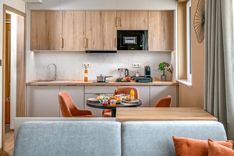 Coffee/tea facilities, Kitchen or kitchenette, Photo of the whole room, Dining area