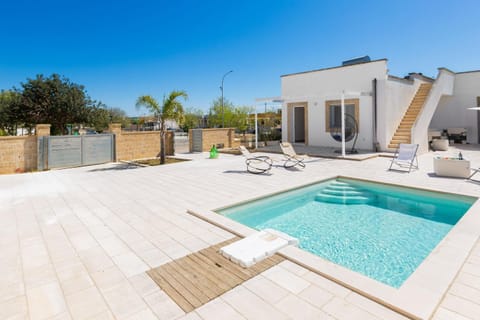 Property building, Day, Balcony/Terrace, Swimming pool