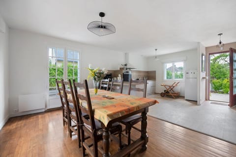 Property building, Kitchen or kitchenette, Living room