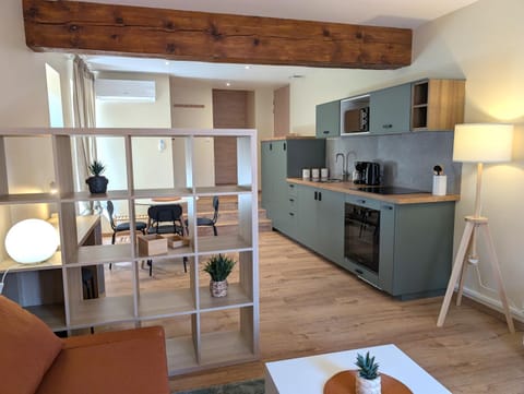 Coffee/tea facilities, Kitchen or kitchenette, Dining area, oven, stove