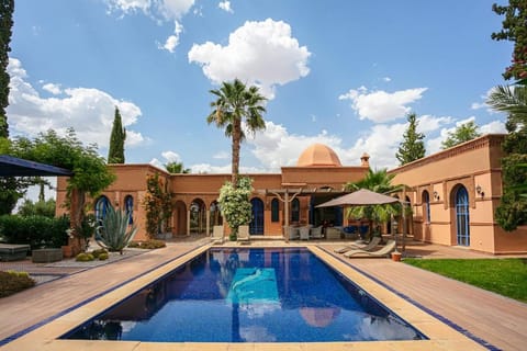 Property building, Day, Swimming pool, sunbed