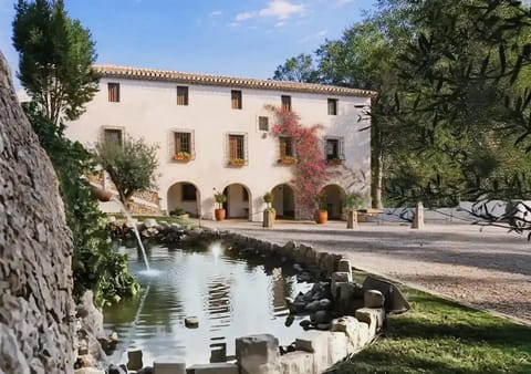 Property building, Facade/entrance, Natural landscape, Garden