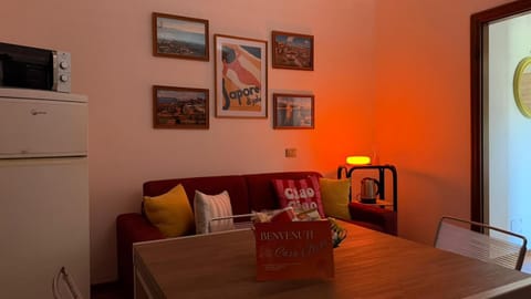 Communal lounge/ TV room, Bed, TV and multimedia, Kitchen or kitchenette, Living room, Food and drinks, Food and drinks, Decorative detail, Decorative detail, Seating area, Dining area, Food, Lunch